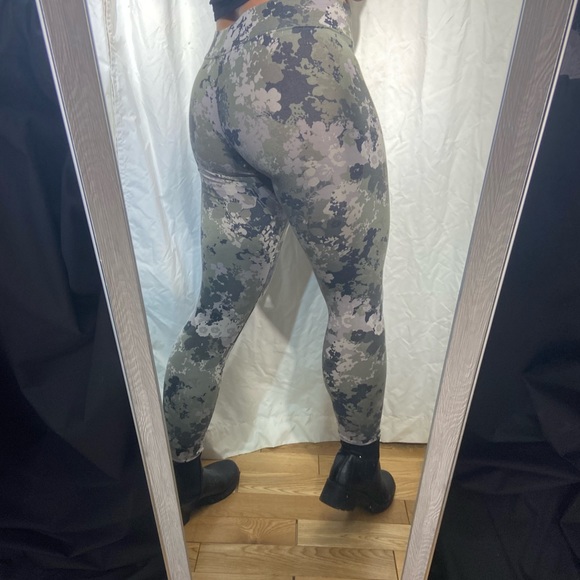 Patterned Aeropostale Leggings - Picture 3 of 3